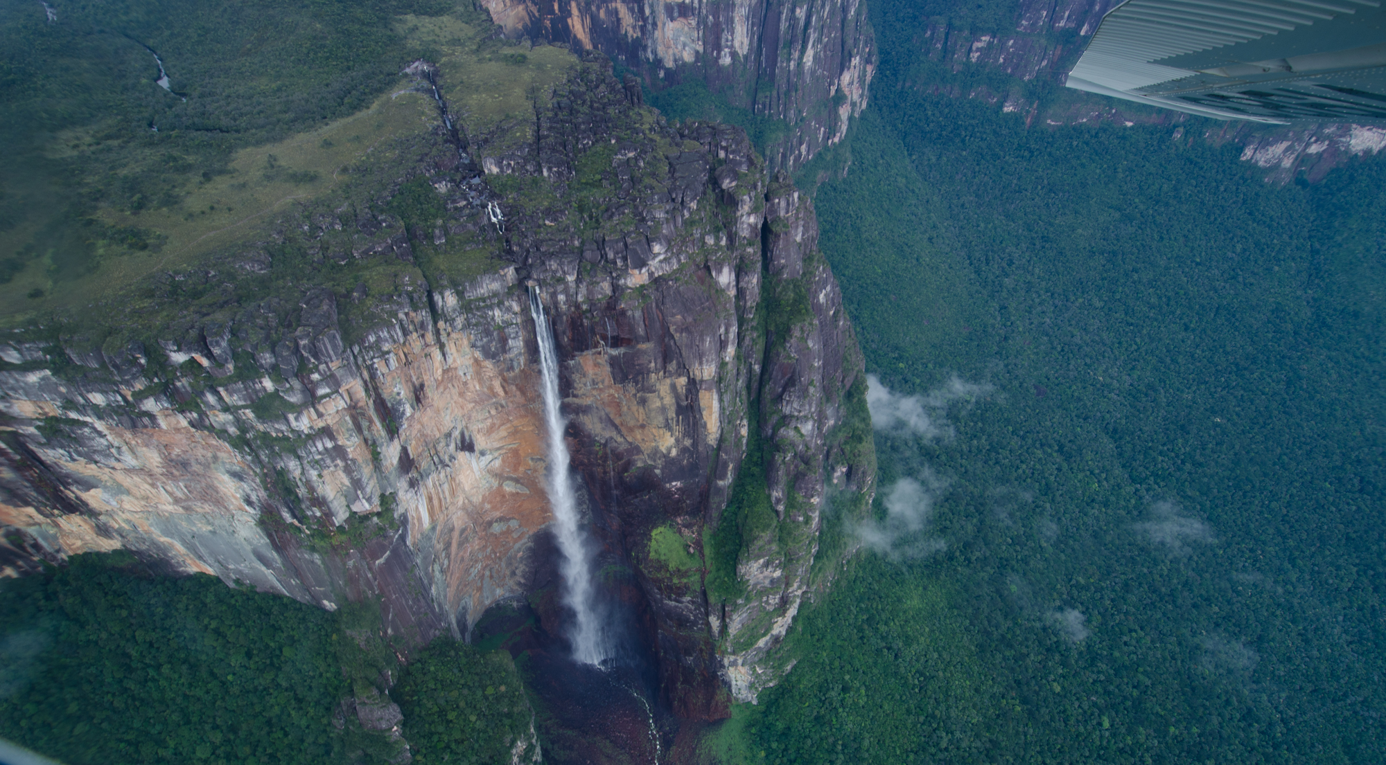 Прыжок с водопада Анхель