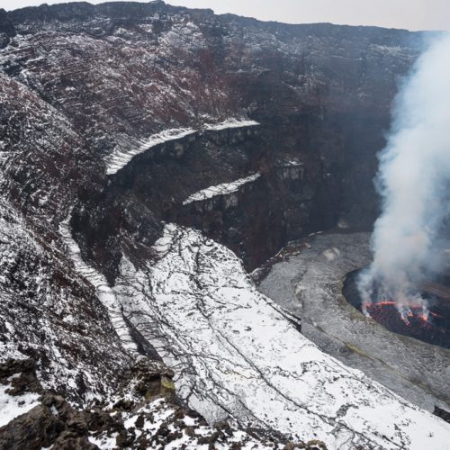 Foto scattata dall'orlo del cratere, dopo una forte grandinata, dalla quale si vedono le due cenge e, in fondo, il lago di lava