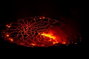 Spettacolare immagine del lago di lava del Nyiragongo, fotografato di notte